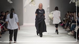 2.7_KMS-HAIR_Fashion Week_Thomas Puttick_Runway_blackdress